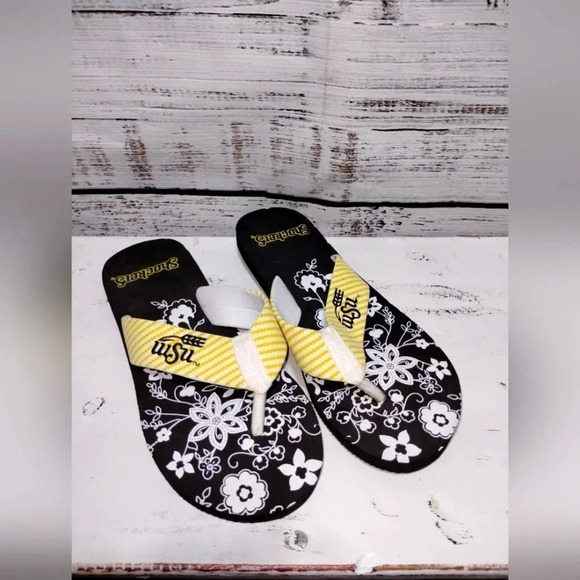 WSU Shockers Flip Flop Sandals Black size 7/8 Collegiate‎ Kansas Basketball - Picture 1 of 3